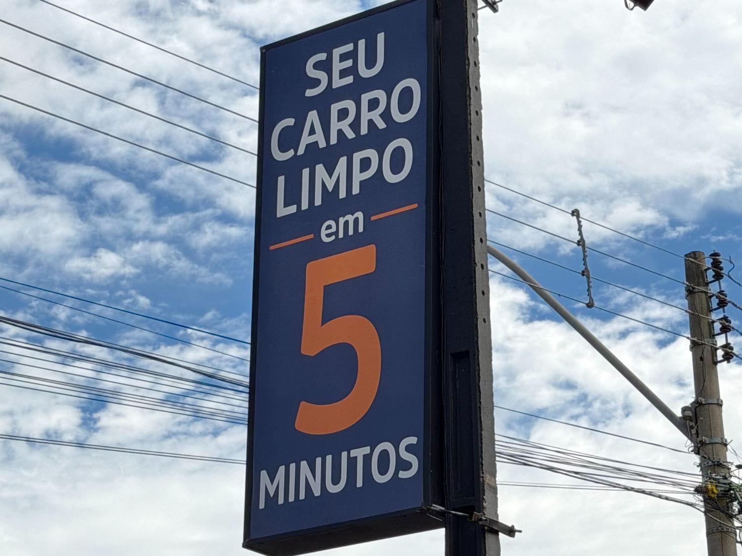 Totem do Dukah Lava Rápido com a frase Seu carro limpo em 5 minutos